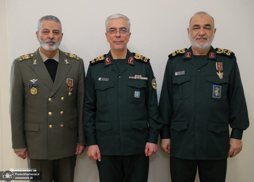 عکس یادگاری فرماندهان ارشد سپاه و ارتش با سرلشکر باقری