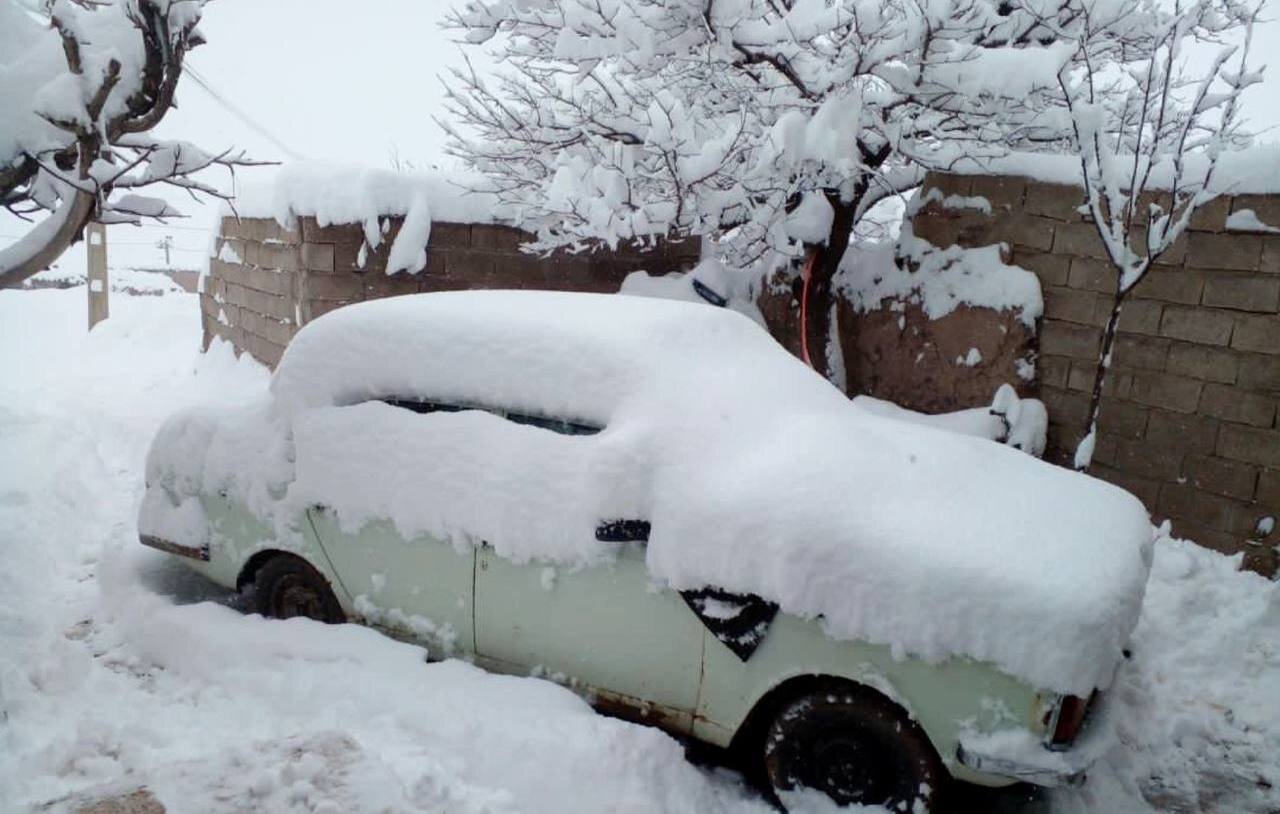 بارش سنگین برف در ۲۱ اسفند در روستای لهرگین قره پشتلو/ عکس