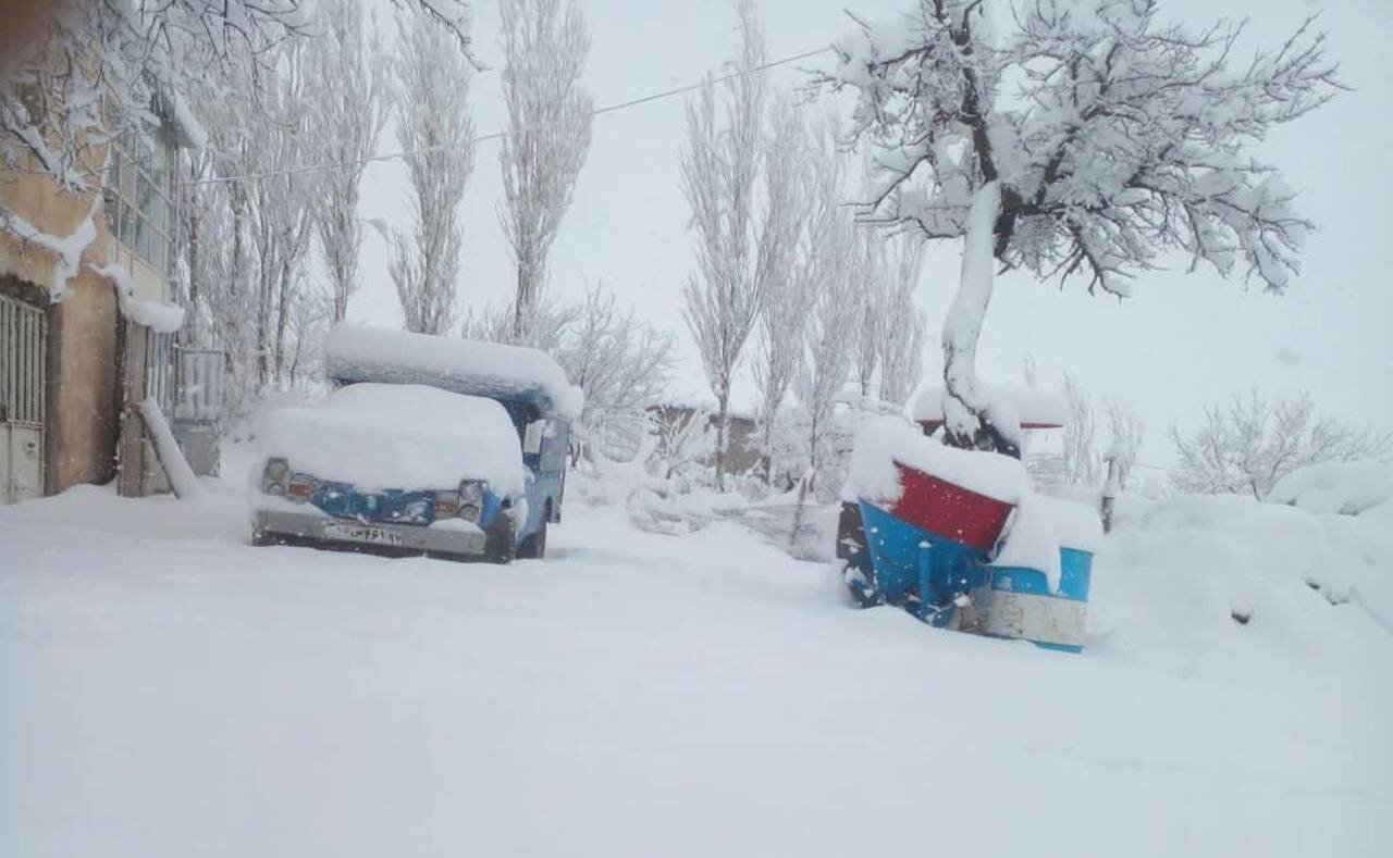 بارش سنگین برف در ۲۱ اسفند در روستای لهرگین قره پشتلو/ عکس