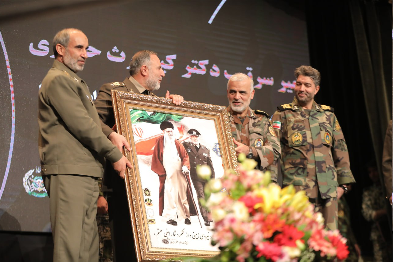 عکس| لوح غیرت عباسی به مدیر تربیت بدنی نیروی زمینی ارتش اعطا شد