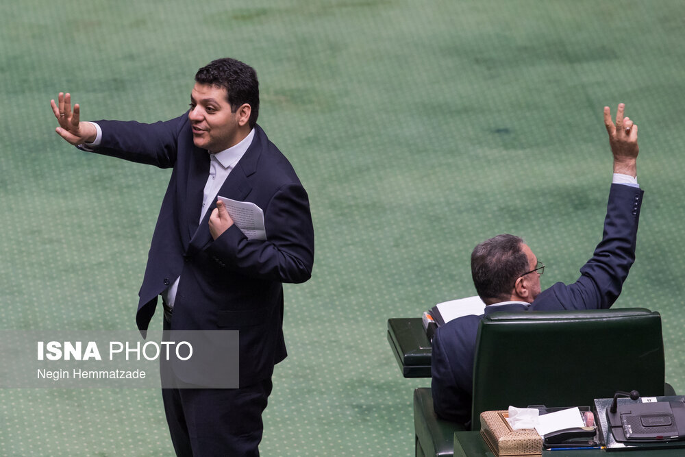 تصاویری از ژست نمایندگان در آخرین روز مجلس