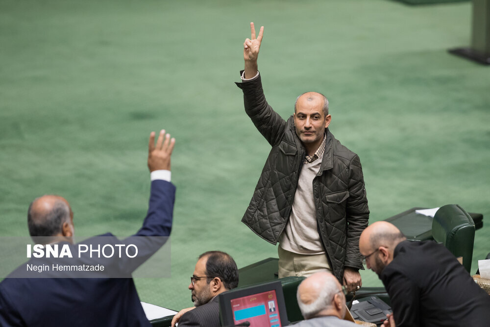 تصاویری از ژست نمایندگان در آخرین روز مجلس