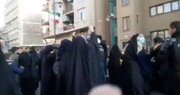 ببینید | ویدیویی جدید از لحظه آغاز درگیری هواداران حجاب با نیروی‌های پلیس در خیابان پاستور