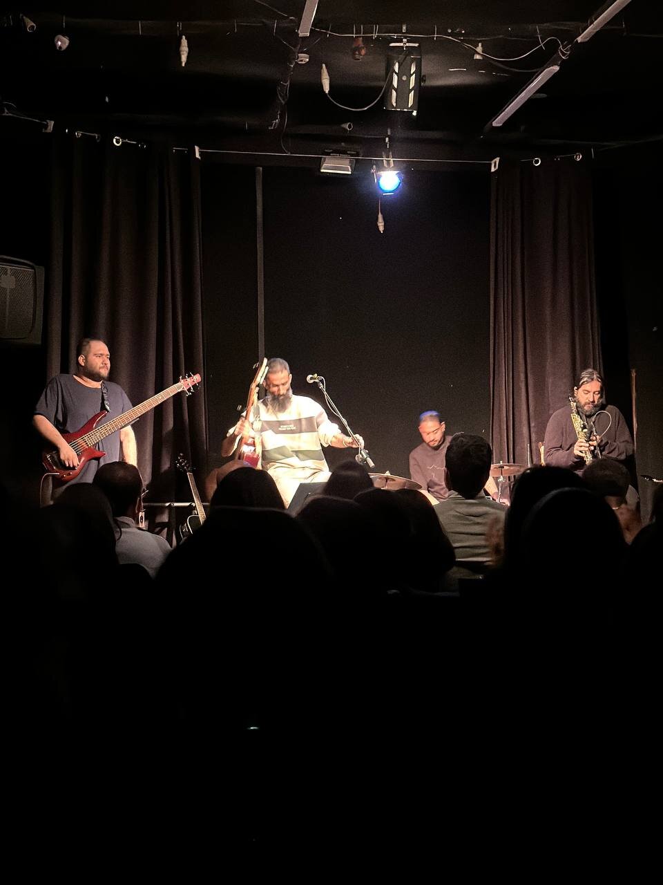 روایتی از اجرای تنگسیر در سالنی تاریک؛ ما شادیم، تو باور مکن