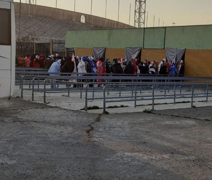عکس | تصویری از حضور هواداران زن پرسپولیس و استقلال در وزرشگاه آزادی