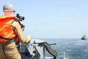 تصاویری از  تیراندازی ناوهای ارتش ایران در مانور به سمت اهداف دریایی
