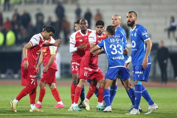 جنگ قهرمانی بین استقلال و پرسپولیس؛ کدام تیم جام را بالای سر می‌برد؟