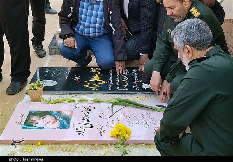 عکسی از سردار حاجی زاده بر سر مزار کودک شهید شده در انفجار تروریستی کرمان