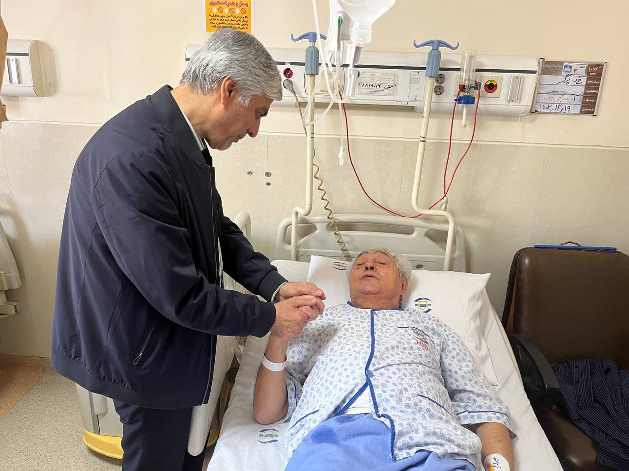 عکس| عیادت وزیر ورزش از پیشکسوت استقلال