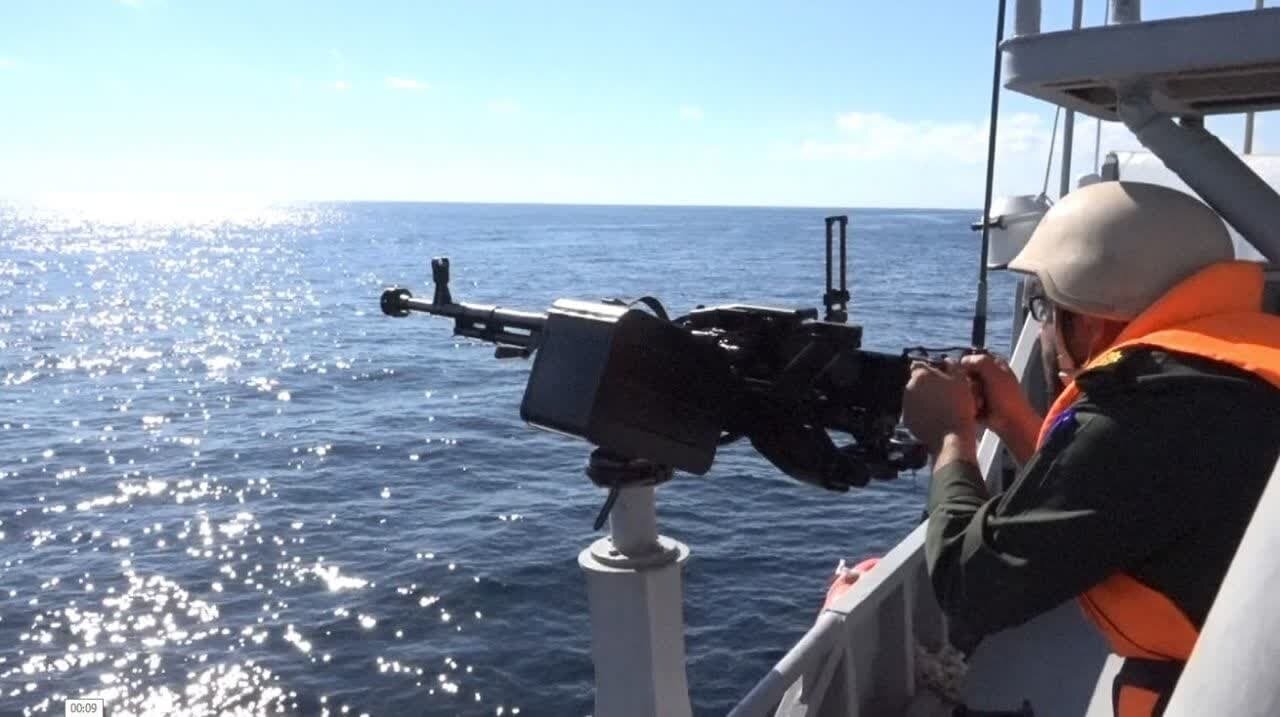 تصاویری از تیراندازی ناوهای ارتش ایران به سمت اهداف دریایی