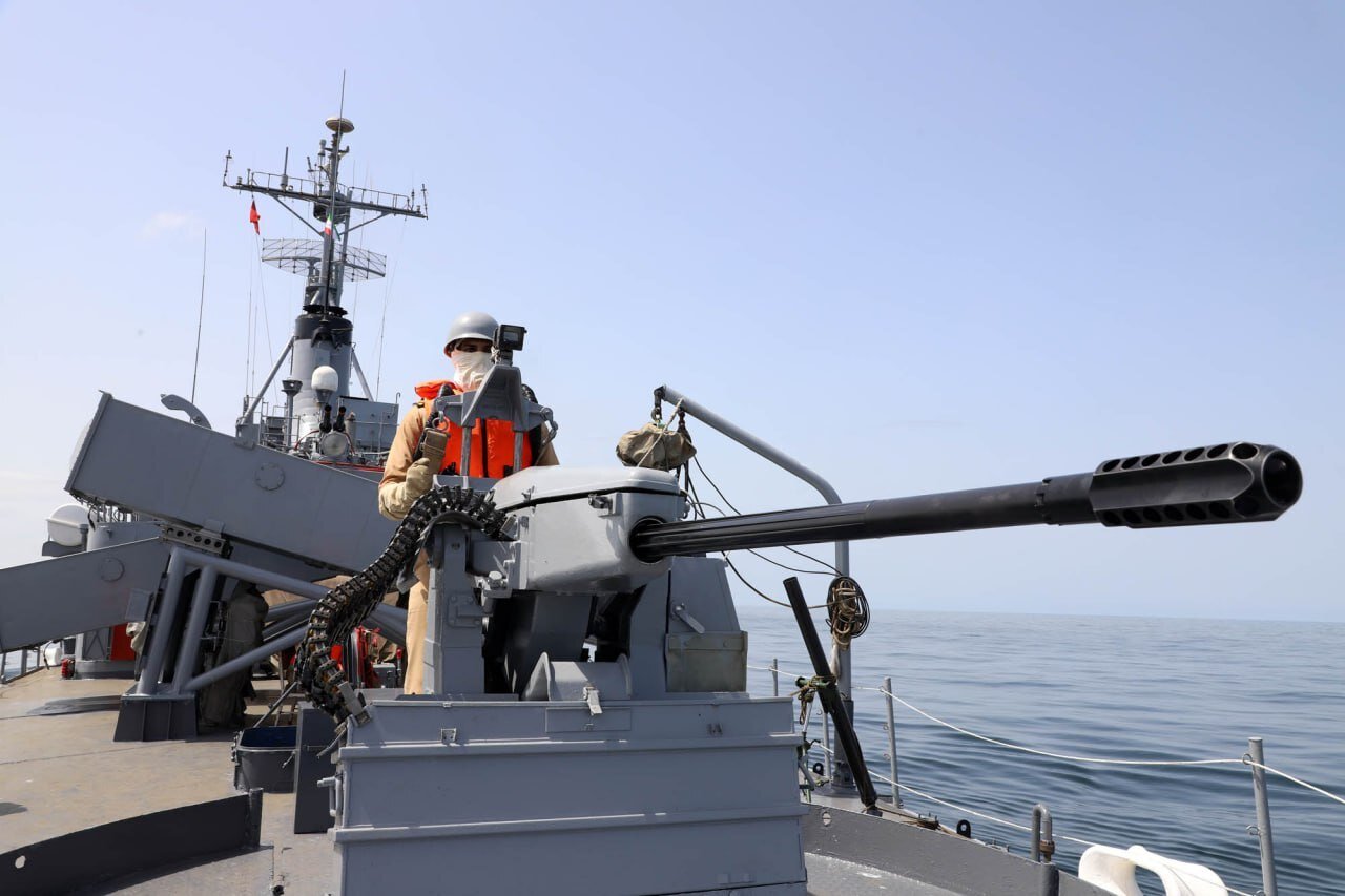 تصاویری از تیراندازی ناوهای ارتش ایران به سمت اهداف دریایی