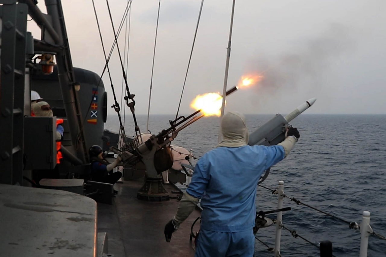 تصاویری از  تیراندازی ناوهای ارتش ایران به سمت اهداف دریایی