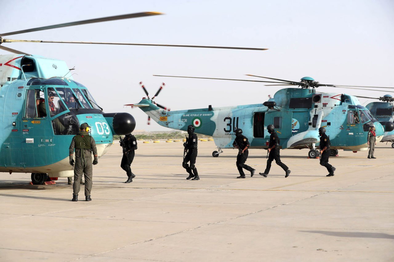 تصاویری از عملیات آزاد سازی کشتی ربوده شده از دست دزدان دریایی /بالگرد Z-۹ چین به پرواز درآمد