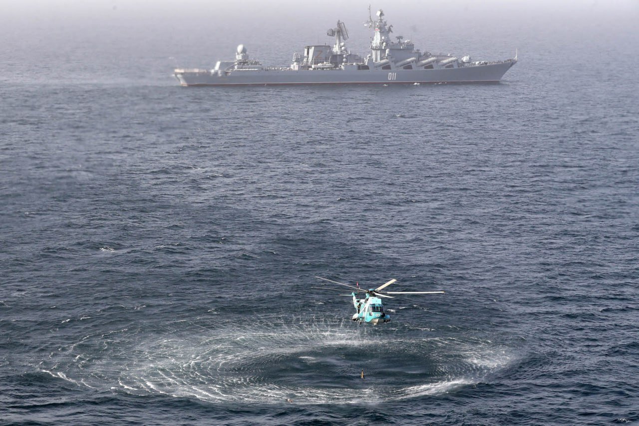 تصاویری از عملیات آزاد سازی کشتی ربوده شده از دست دزدان دریایی /بالگرد Z-۹ چین به پرواز درآمد