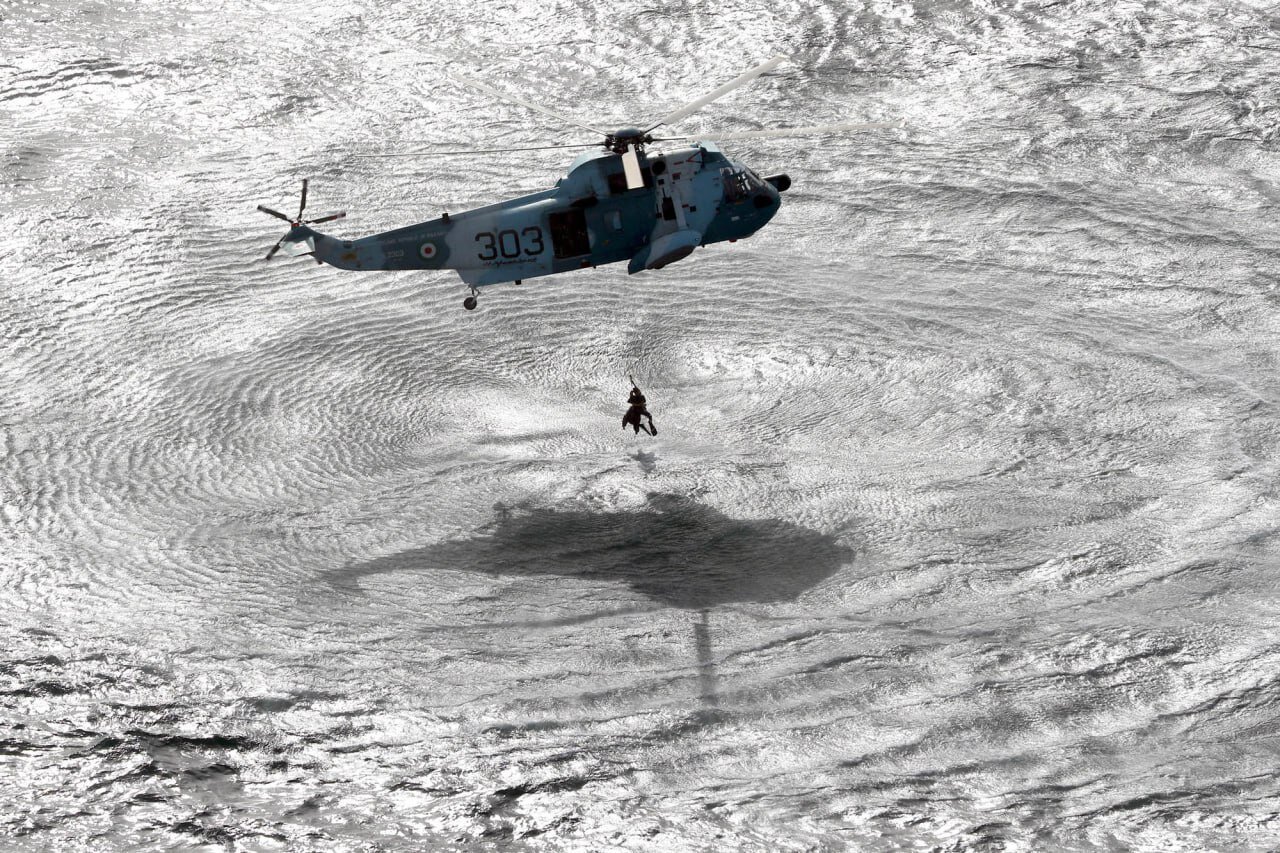 تصاویری از عملیات آزاد سازی کشتی ربوده شده از دست دزدان دریایی /بالگرد Z-۹ چین به پرواز درآمد