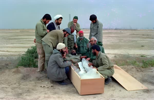 عکسی از شیخ حسین انصاریان، زیر تابوت فرمانده /صادق آهنگران نوحه خواند