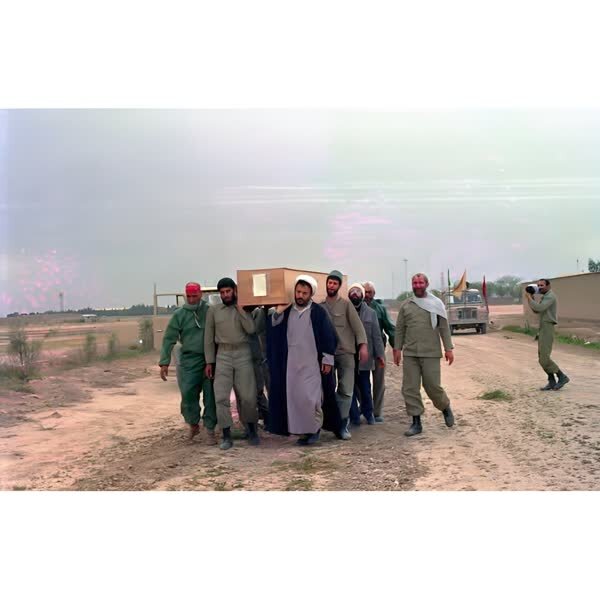 عکسی از شیخ حسین انصاریان، زیر تابوت فرمانده