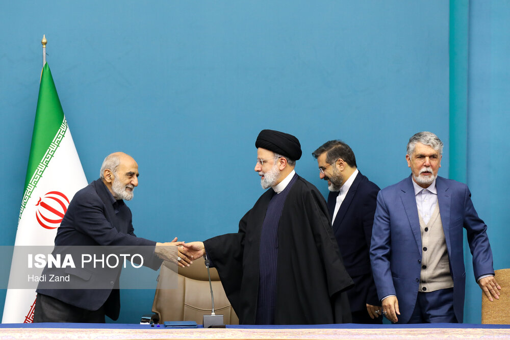 عکسی از ابراز ارادت رئیسی به چهره سیاسی تندرو