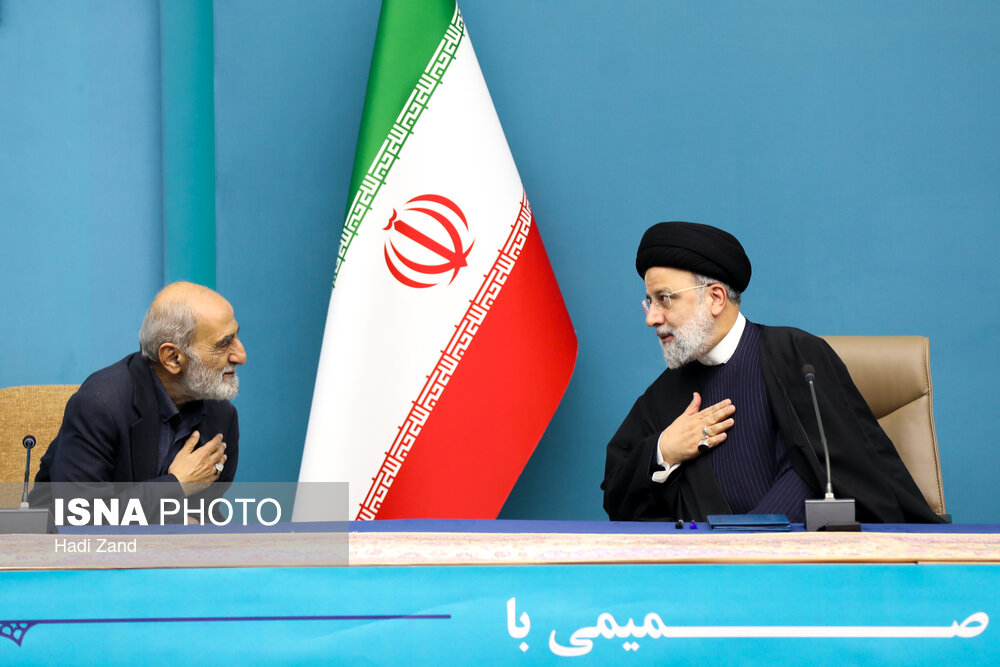 عکسی از ابراز ارادت رئیسی به چهره سیاسی تندرو