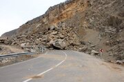 ببینید | ریزش هولناک سنگ بزرگ روی خودرو
