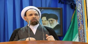 عصبانیت امام جمعه ایلام از ماجرای عکس گرفتن طلبه قمی از یک زن / تو چهکاره ای که عکس بگیری، آنهم عکس یک نامحرم؟/ کسی که کشف حجاب کرده فاسق نیست