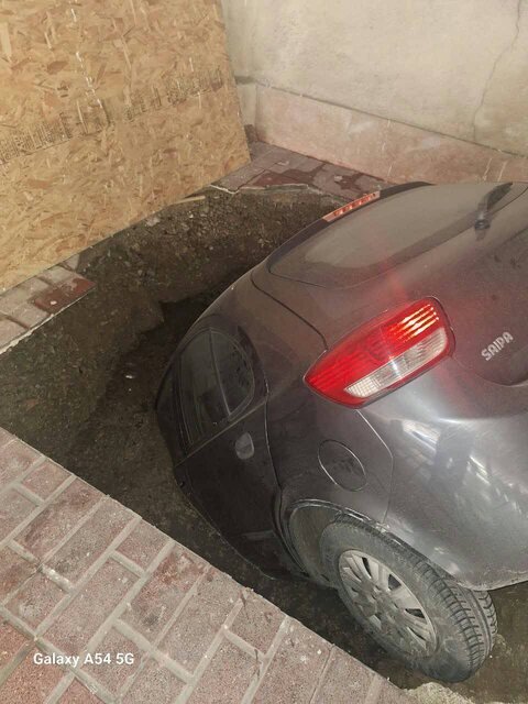 چاه فاضلاب یک پارکینگ، تیبا را بلعید/ عکس