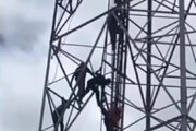 ببینید | لحظه تکان‌دهنده سقوط امدادگران از بالای دکل برق هنگام تلاش برای نجات یک مرد حین خودکشی!