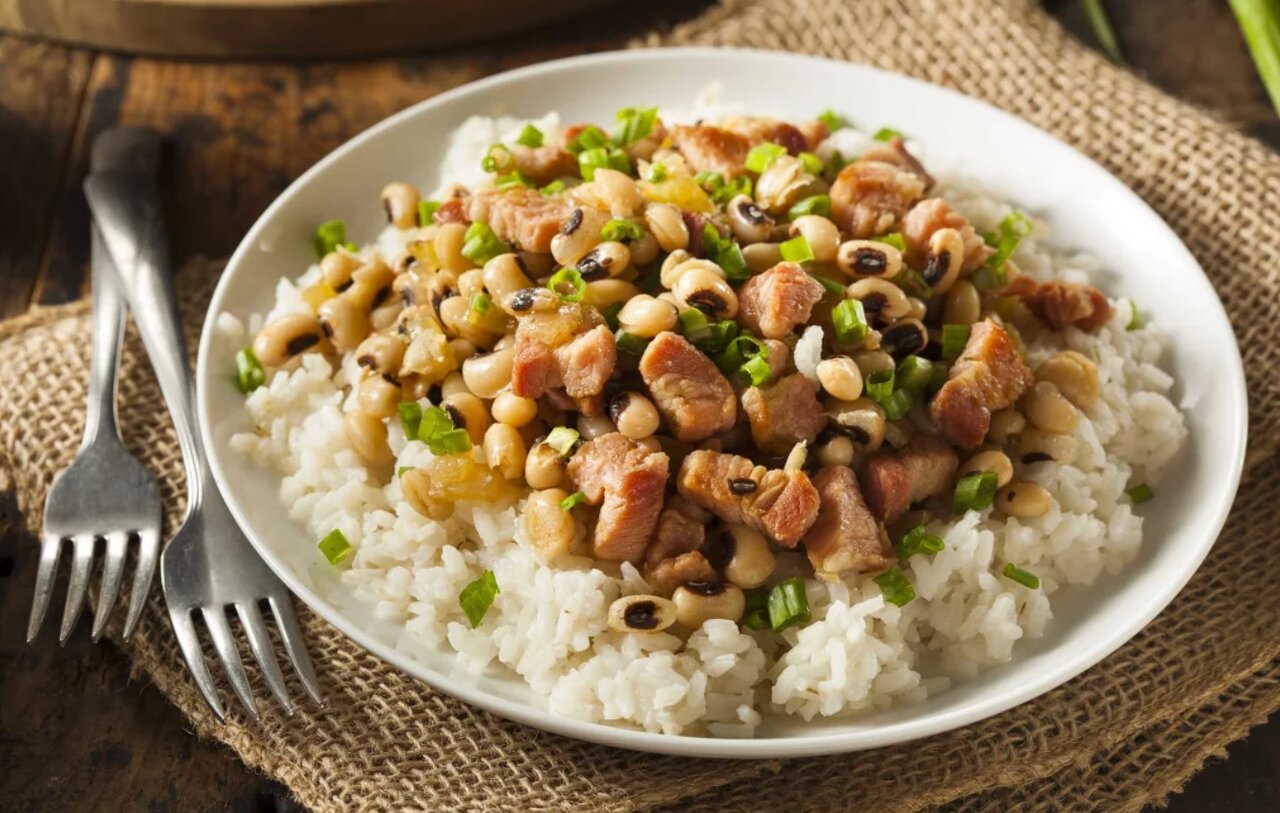 از هاپینجان تا سوسیس با عدس سبز؛ مردم دنیا شب سال نو چه غذا و خوراکیهای مصرف میکنند؟ 1 مردم دنیا شب سال نو چه غذا و خوراکیهای مصرف میکنند؟