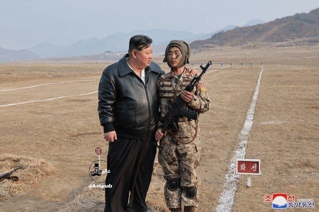 عکس | تصویری خبرساز از کیم‌جونگ‌اون در کنار یک سرباز کره‌ای؛ تقابل چاقی و لاغری!
