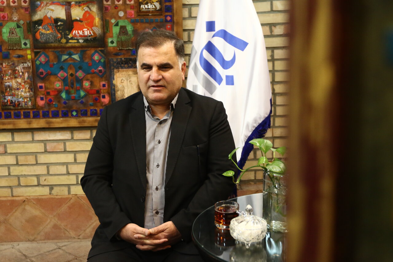 تَرَک‌های ناشی از فرونشست سالانه 15 تا 18 سانتی‌متری روی ستون‌های سی‌وسه پل؛ آغاز مهاجرت از اصفهان به‌دلیل مشکلات محیط زیستی / برخی مدارس تخلیه شدند 2