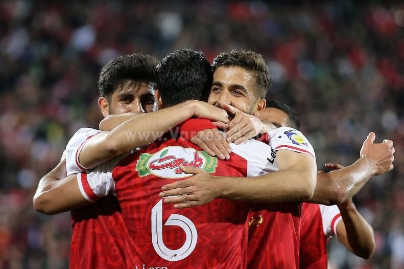 عکس| کنعانی با گل و رقص به ترکیب برگشت!