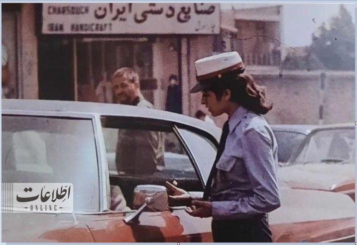 تهران قدیم | پلیس زن راهنمایی و رانندگی در خیابان‌های تهران / عکس 2