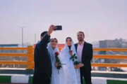 ببینید | اقدام عجیب شهرداری مشهد برای افتتاح یک دوربرگردان؛ استفاده از عروس و داماد!