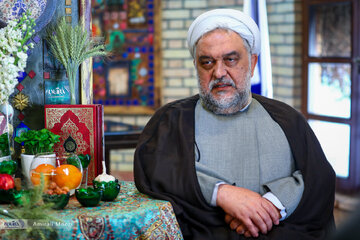 امیری فر: برخی از دوستان به احمدی‌نژاد می‌گویند ذلت را قبول کرده‌ای که رئیس‌ات آملی لاریجانی است