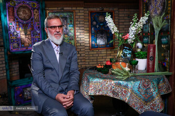 احمدی نژاد دو ساعت نان سنگگ، بربری و لواش را آنالیز کرد /قالیباف چهره ای ۱۰۰ درصد عملگراست احمدی نژاد دو ساعت نان سنگگ، بربری و لواش را آنالیز کرد /قالیباف چهره ای ۱۰۰ درصد عملگراست