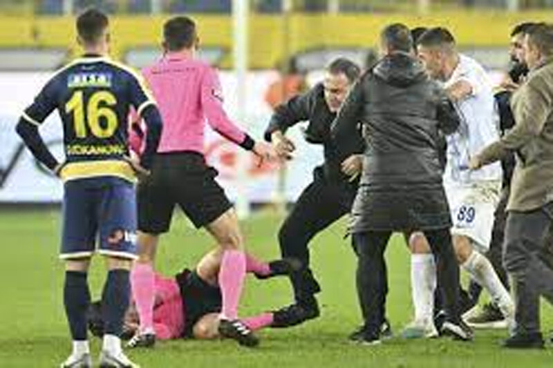 ببینید | نمای نزدیک از زد و خورد دیشب در فوتبال ترکیه