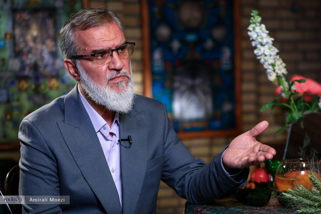 رویانیان: احمدینژاد نان لواش را هم آنالیز میکرد 3 رویانیان: احمدینژاد نان لواش را هم آنالیز میکرد