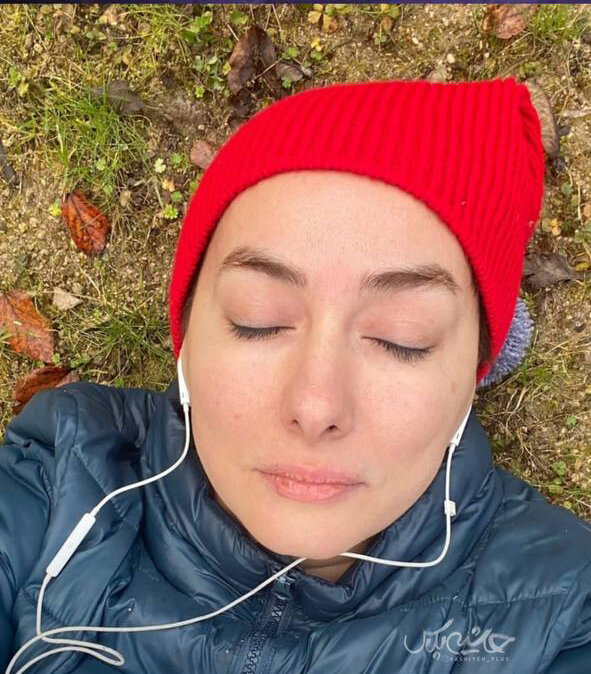 عکس | تصویر جدید هانیه توسلی روی چمن‌های پارک در حال گوش کردن به موزیک!