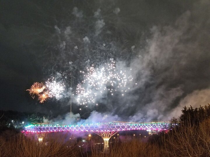 تصاویری از نورافشانی در پل طبیعت تهران همزمان با شب سال نو