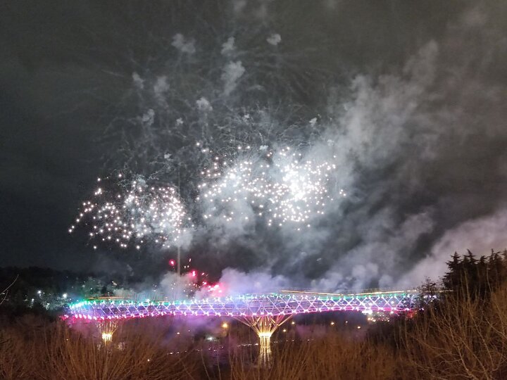 تصاویری از نورافشانی در پل طبیعت تهران همزمان با شب سال نو