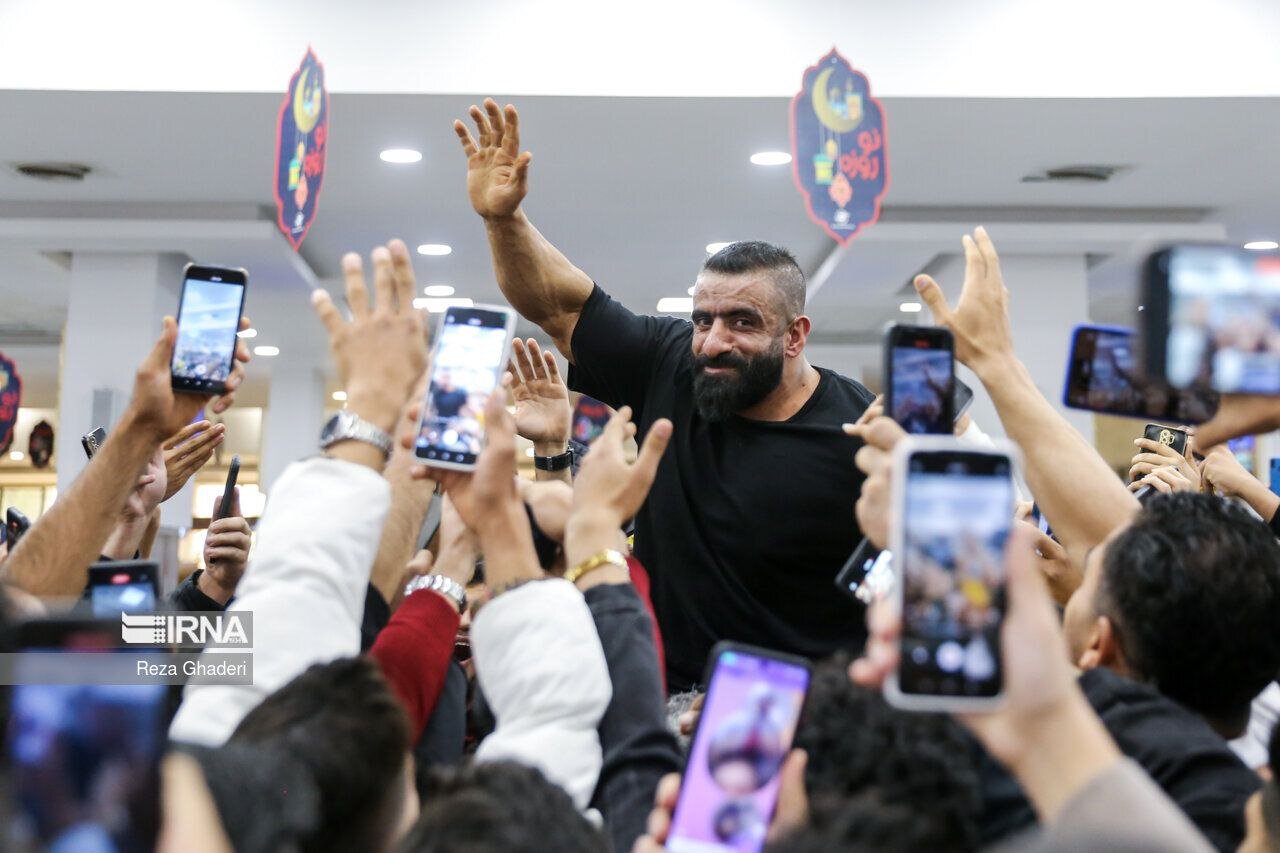 عکس| استقبال باشکوه شیرازیها از هادی چوپان