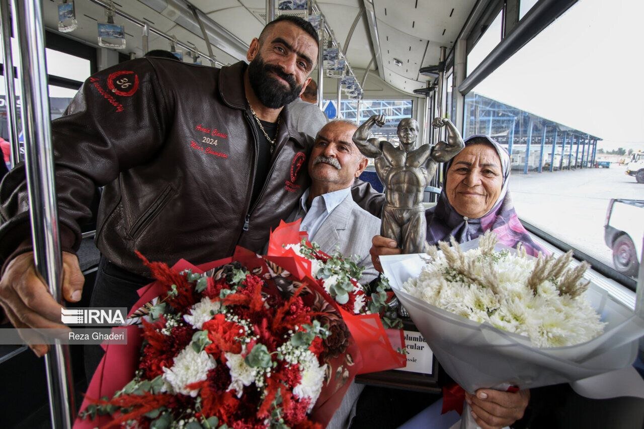 عکس| استقبال باشکوه شیرازیها از هادی چوپان