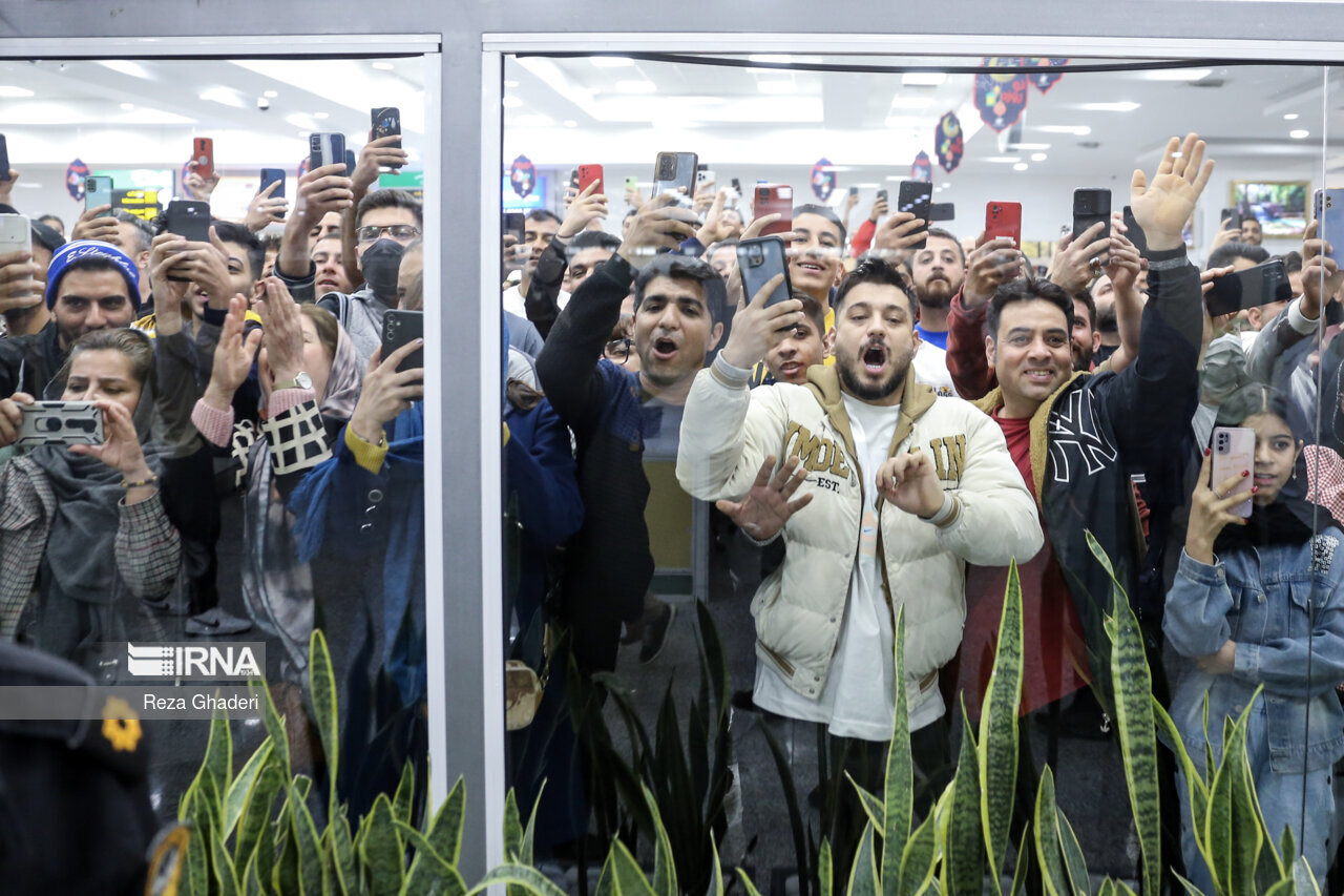 عکس| استقبال باشکوه شیرازیها از هادی چوپان