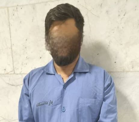 عکس| اولین تصویر منتشر شده از دستگیری عامل انتشار اسپری فلفل در ورزشگاه شیراز