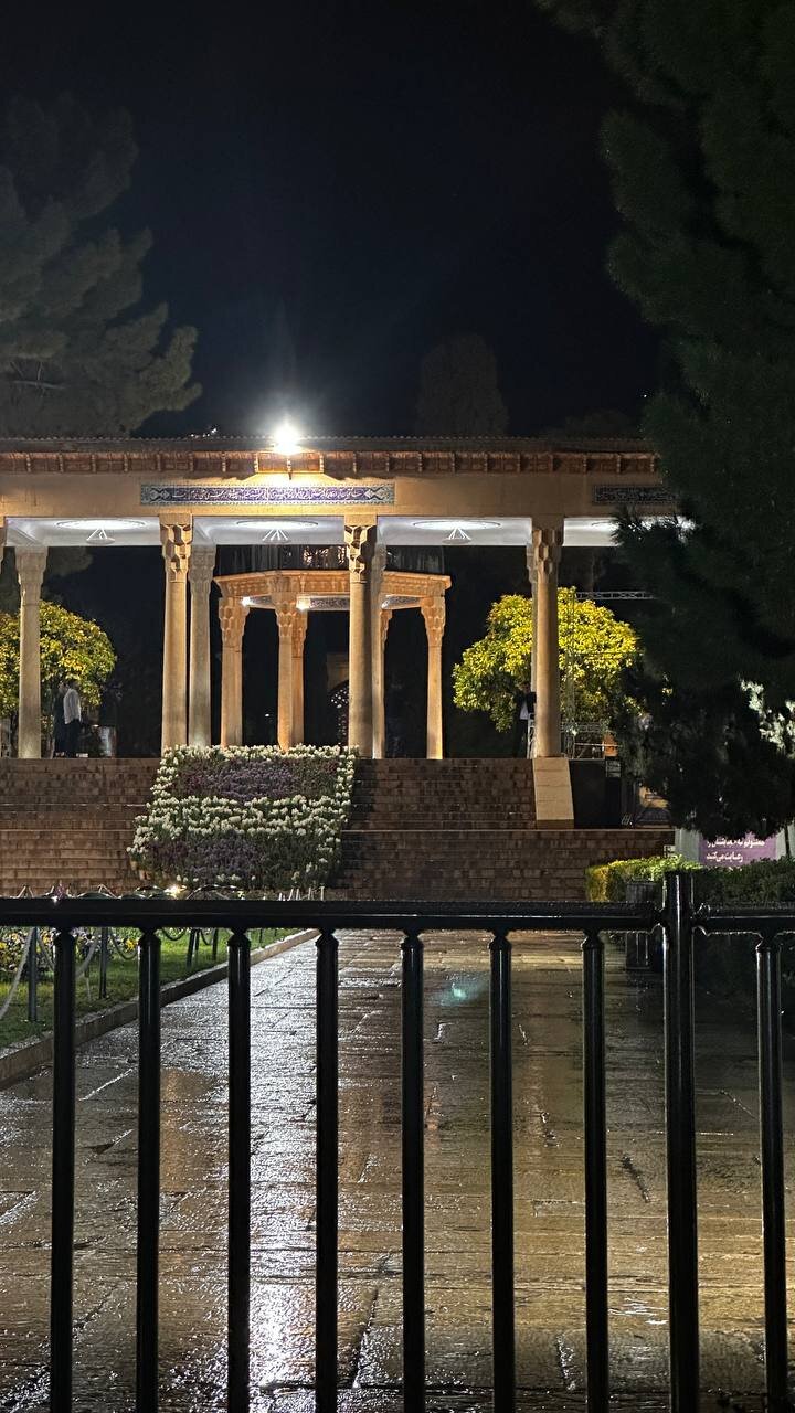 شب سال نو و شیراز و باران و این همه قشنگی ... ورود به حافظیه اما ممنوع!