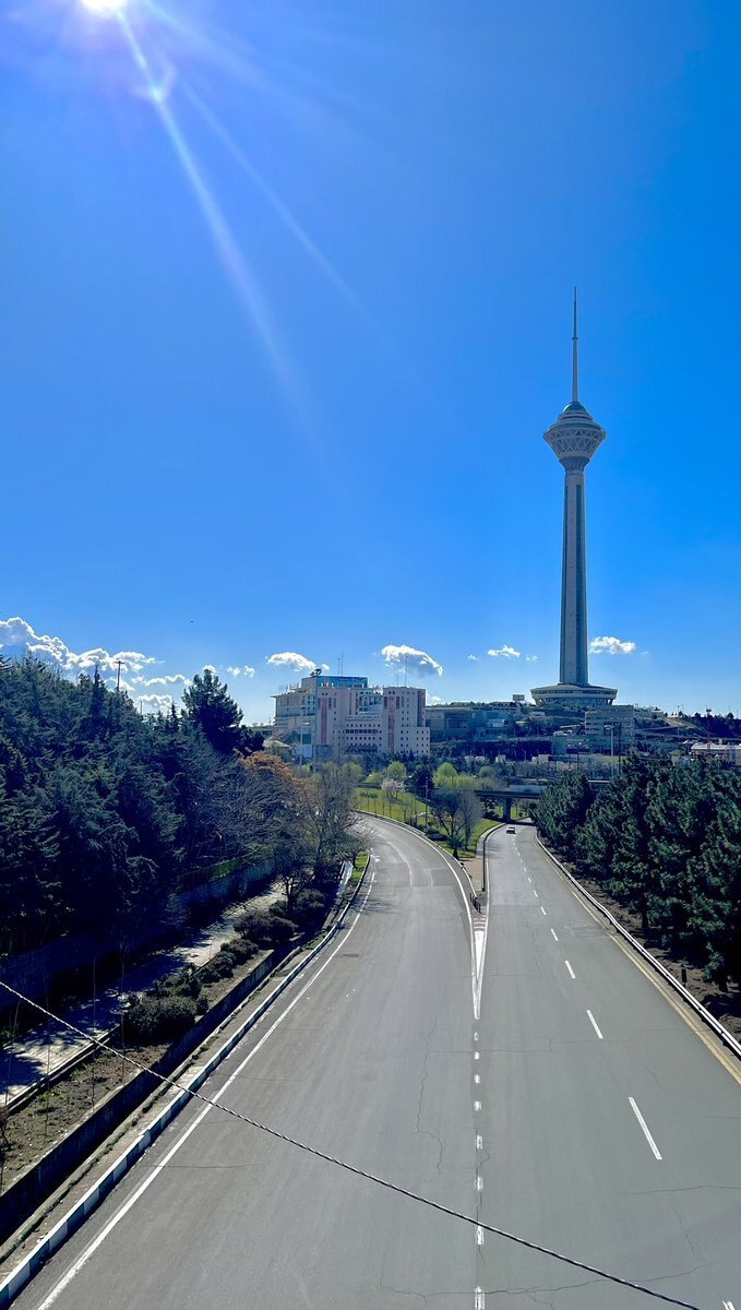 عکس | تصویری رویایی از تهران؛ پایتخت پاک و خلوت با آسمانی آبی!