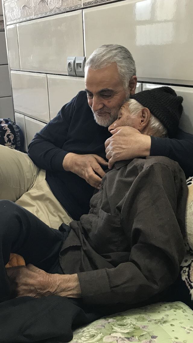 عکس | تصویری احساسی و کمتردیده شده از پدر شهید سلیمانی در آغوش حاج قاسم