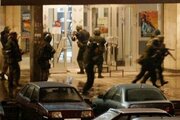 ببینید |  اولین لحظات از شلیک پنج تروریست با مسلسل به مردم در تالار شهر کروکوس