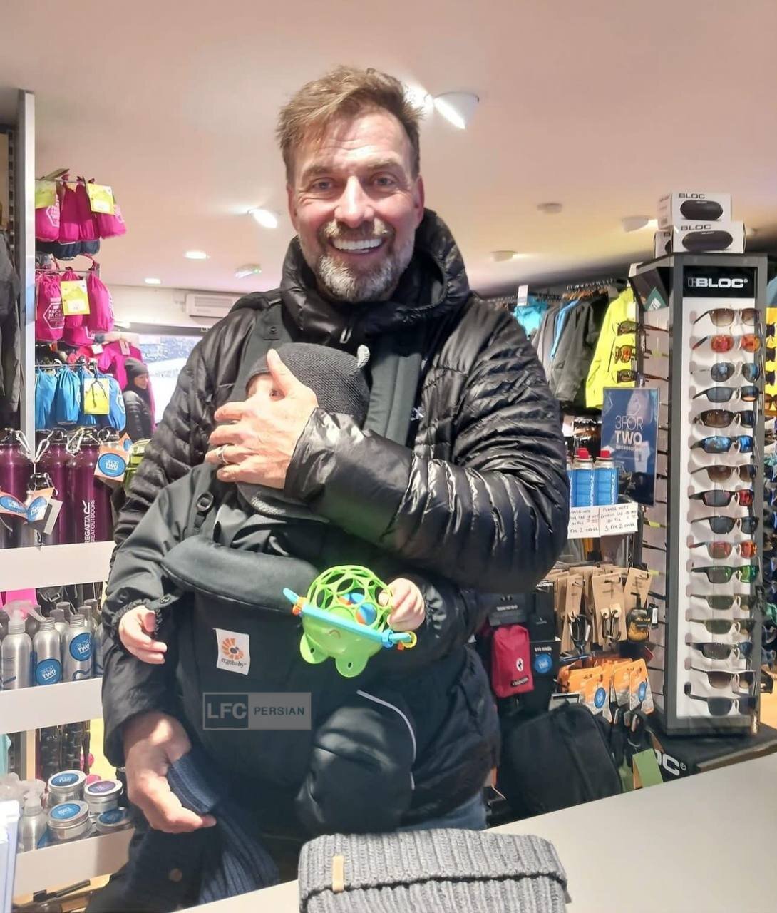 عکس | حرکت بامزه یورگن کلوپ؛ پوشاندن چهره فرزندش با دست حین خرید در تعطیلات