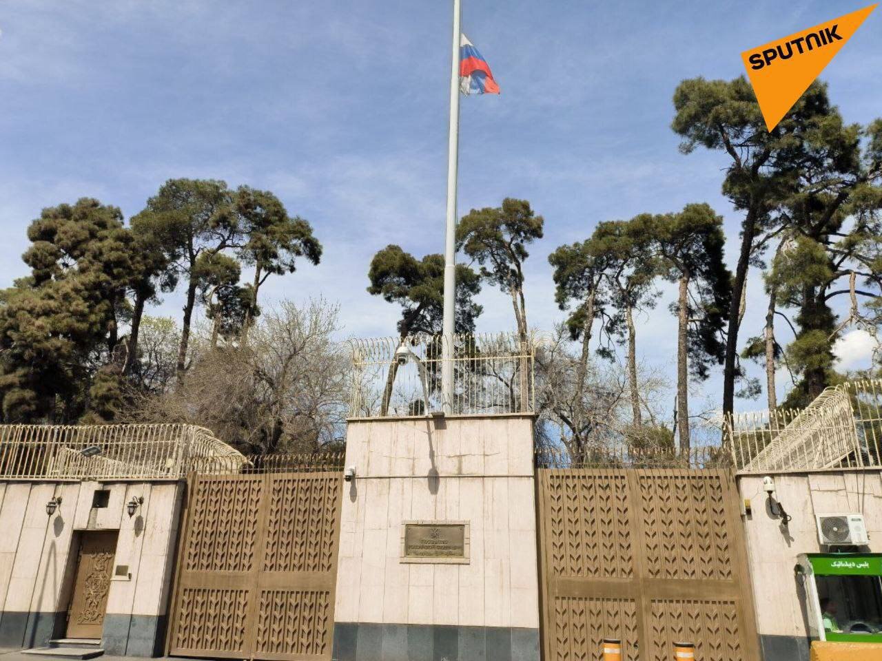 عکس | نیمه افراشته شدن پرچم سفارت روسیه در ایران به یاد قربانیان حمله تروریستی